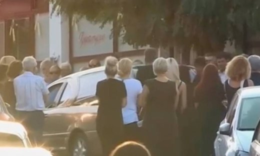 Αίγιο: Ράγισαν καρδιές στην κηδεία γιαγιάς και εγγονού - Συγκλονίζει η μητέρα του βρέφους 