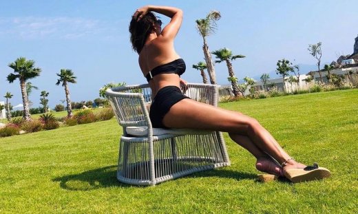 Ελληνίδα παρουσιάστρια και μάνα δύο παιδιών ποζάρει με μαγιό και καυτό σορτσάκι και αναστατώνει 