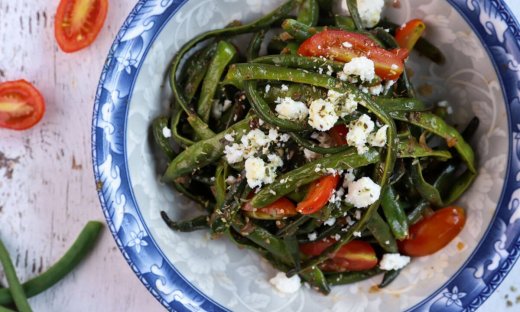 Πεντανόστιμη σαλάτα με αμπελοφάσουλα