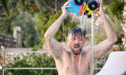 Μάνος Παπαγιάννης: Το ξέγνοιαστο καλοκαίρι και τα παιχνίδια με τα παιδιά του στην πισίνα (photos)