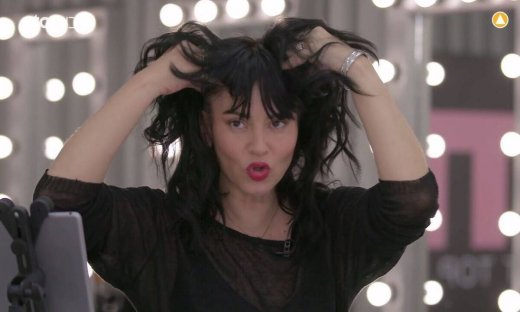 GNTM: Τραβούσε τα μαλλιά της η Ζενεβιέβ: «Θα τρελαθώ, έχει καεί το μισό μου κεφάλι» (video)