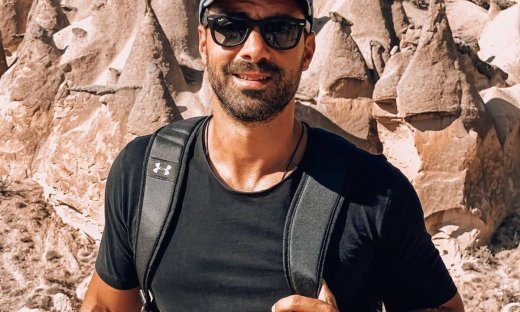 Ο Σάκης Τανιμανίδης έχει κάτι να σου πει. Και καλό θα ήταν να τον «ακούσεις»