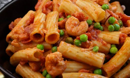 Γαρίδες με ριγκατόνι και αρακά