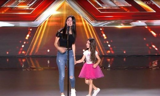 X Factor: Η 17χρονη ανέβηκε στη σκηνή με τη μικρή αδερφή της και μάγεψε την κριτική επιτροπή! 