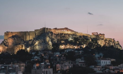 Η βόλτα στο κέντρο της Αθήνας δεν είναι «ντεμοντέ» και η teen queen μας πάει στα στέκια της