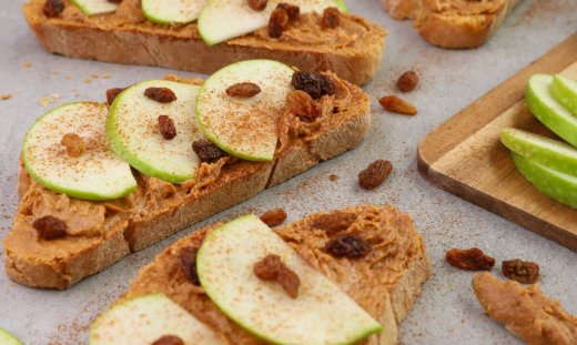 Ανοιχτό σάντουιτς με φυστικοβούτυρο και μήλα από τον Γιώργο Τσούλη