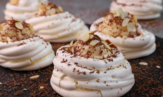 Μαρέγκες με κρέμα βανίλιας από τον Γιώργο Τσούλη 