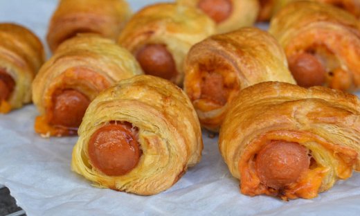 Δοκίμασε να φτιάξεις αυτά τα λουκανικοπιτάκια με cheddar και δεν θα χάσεις