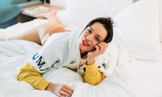 Τραϊάνα Ανανία: Φωτογραφίζεται μαζί του ημίγυμνη στο κρεβάτι αλλά… δεν είναι ζευγάρι (photos)