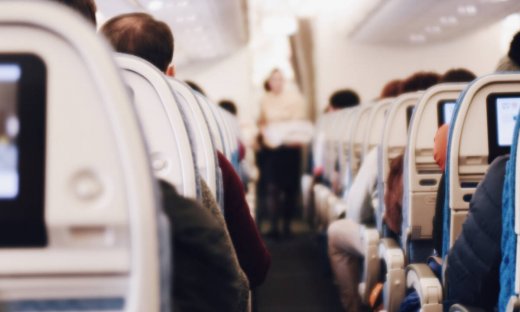 Γιατί δεν πρέπει να πίνεις ζεστό τσάι και καφέ στο αεροπλάνο; Μια αεροσυνοδός εξηγεί