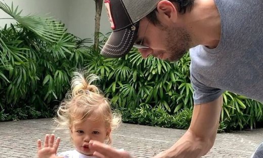 Αξιολάτρευτος: Ο Ενρίκε Ιγκλέσιας δείχνει πώς πρέπει να είναι ο σύγχρονος πατέρας