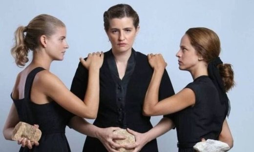 Η ηρωίδα από τις «Άγριες Μέλισσες» σε μία ανατρεπτική παράσταση που δεν πρέπει να χάσεις