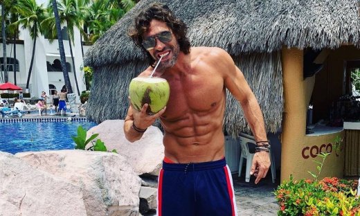 O Γιάννης Σπαλιάρας φιγουράρει στα sites του εξωτερικού και η δημοσιογράφος παραληρεί (photos)