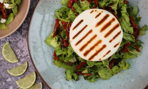 Πεντανόστιμη σαλάτα με μανούρι από τον Γιώργο Τσούλη