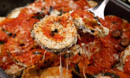 Αυτές τις μελιτζάνες κοκκινιστές με τυριά αξίζει να τις φτιάξεις