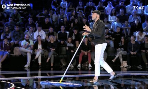 The Voice: Ο Μουζουράκης άρχισε να σκουπίζει για να την πείσει να πάει στην ομάδα του! Τρελό γέλιο!