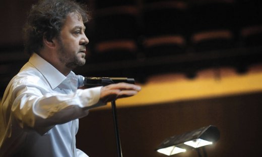 O Γιάννης Πάριος επιστρέφει στη νυχτερινή Αθήνα