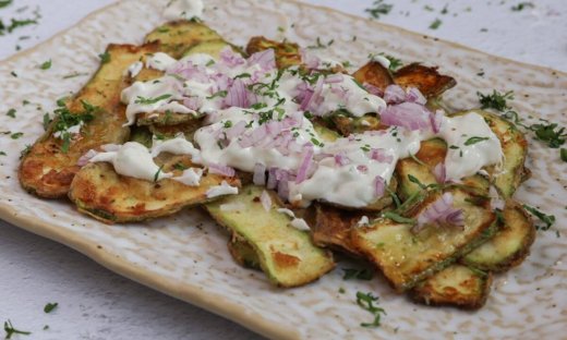 Αυτή τη σαλάτα με κολοκυθάκια και ταχινοσαλάτα αξίζει να τη φτιάξεις! 