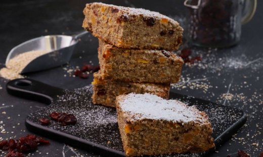 Πεντανόστιμο κέικ με βρώμη από τον Τσούλη