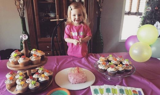 Ανείπωτη θλίψη. Πέθανε η δυο ετών κόρη γνωστού τραγουδιστή (photos)