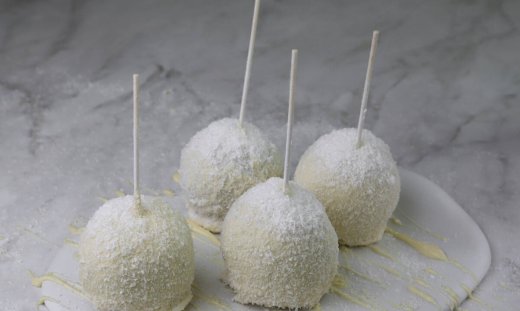 Μήλα με επικάλυψη σοκολάτας και καρύδας- Γλυκιά συνταγή από τον Τσούλη