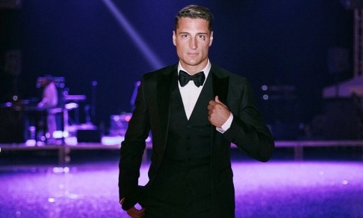 Από οικονομικός σύμβουλος σε τράπεζα, στα μεγάλα σαλόνια της μόδας! (photos)