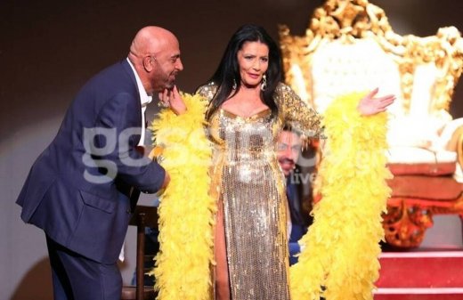 Θέατρο Αθηνά-«Happy Birthday ΕΛΛΑΣ»: Να γιατί η Ζωζώ είπε αμέσως "ναι" στον Ζουγανέλη!