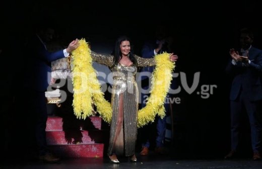 Θέατρο Αθηνά: Happy Birthday Ελλάς: Η Ζωζώ Σαπουντζάκη αποθεώνεται στο θεατρικό σανίδι!