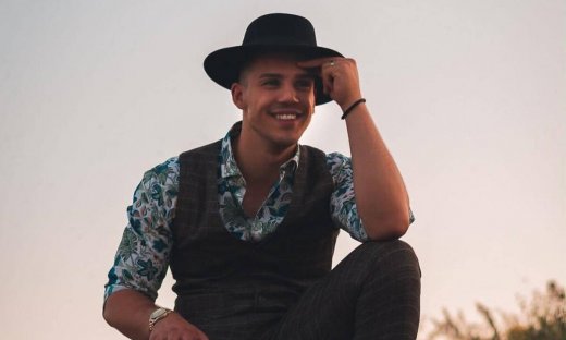 Eurovision: 10 φωτός του εκπροσώπου της Κύπρου που θα σε κάνουν να τη δεις φέτος