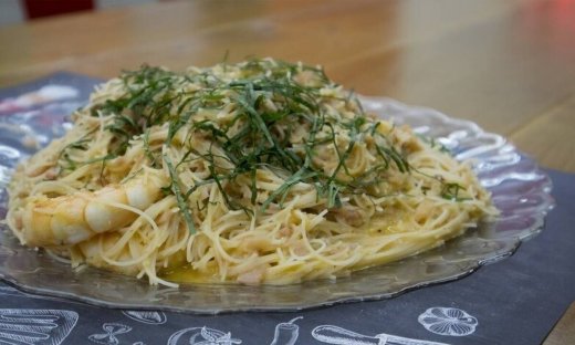 Αυτή τη συνταγή του Τσούλη πρέπει να τη φτιάξεις! Rice noodles καρμπονάρα με γαρίδες