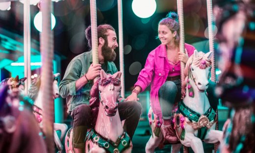 «Έπεσες» σε ντροπαλό άντρα; 4 σημάδια για να καταλάβεις ότι του αρέσεις