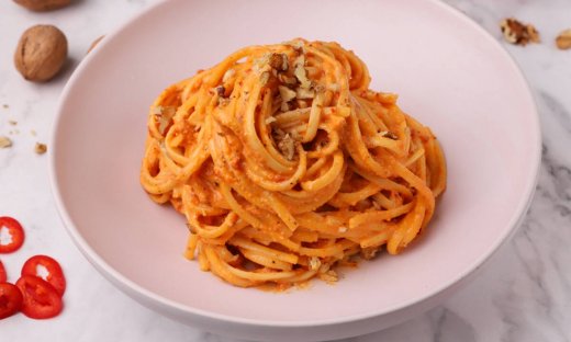 Αυτή τη συνταγή πρέπει να την φτιάξεις: Λιγκουίνι με σάλτσα κόκκινης πιπεριάς