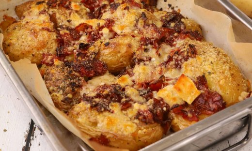 Πεντανόστιμες ψητές πατάτες με μπέικον και παρμεζάνα από τον Τσούλη