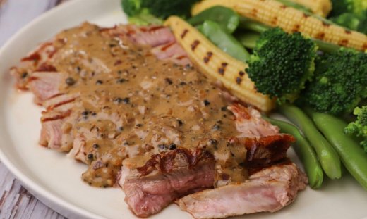 Μοσχαρίσια μπριζόλα με pepper sauce και λαχανικά από τον Τσούλη