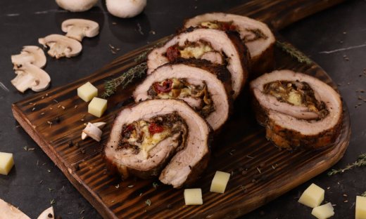 Ρολό χοιρινό γεμιστό με μανιτάρια, λιαστή ντομάτα και γραβιέρα Κρήτης