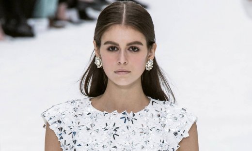 Τα ωραιότερα glam tops για να εντυπωσιάσεις αυτά τα Χριστούγεννα