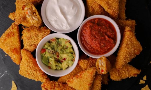 Τραγανές μπουκίτσες κοτόπουλου παναρισμένες με nachos