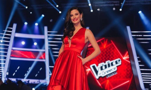 Το κόκκινο είναι το χρώμα της... και η Χριστίνα Μπόμπα μόλις έκανε την καλύτερη εμφάνισή της