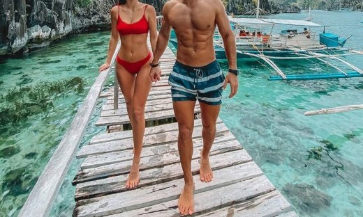 Η πιο ανατρεπτική Χριστουγεννιάτικη φωτό! Το ζευγάρι ποζάρει με μαγιό και «ρίχνει» το Instagram 