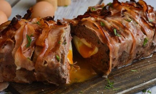 Ρολό κιμά με αυγό, τυλιχτό με μπέικον