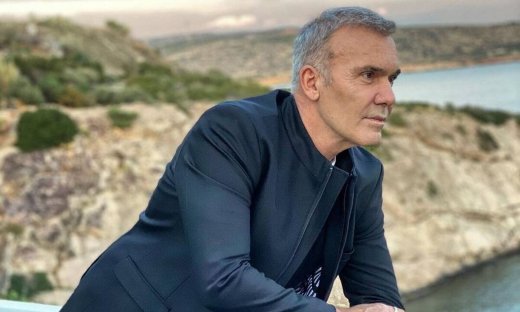 Στέλιος Ρόκκος: «Μένω σε μια παραλία τελείως μόνος μου και δεν έρχομαι συχνά σε επαφή με τον κόσμο»