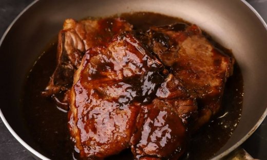 Χοιρινή μπριζόλα με σάλτσα μελάσας από τον Τσούλη