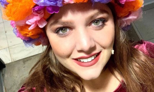 Δανάη Μπάρκα: Αποκάλυψε το λόγο που η Βίκυ Σταυροπούλου της έκοβε κοντά τα μαλλιά όταν ήταν μικρή