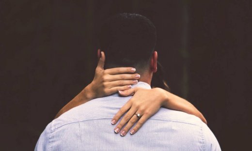 Γιατί οι άντρες επιμένουν να στέλνουν γυμνές τους φωτογραφίες; (video)