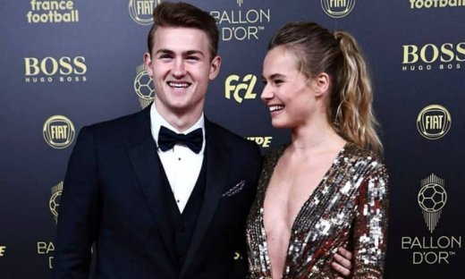 Αποκαλυπτικό βίντεο από το κορίτσι του Ντε Λιχτ - Κάνει στριπτίζ μπροστά στην κάμερα