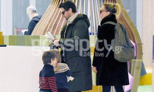 Τσακώσαμε τον Αποστόλη Τότσικα και την Ρούλα Ρέβη σε έξοδό τους με τα δίδυμα! (photos)