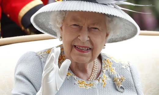 Εθισμένη στο αλκοόλ η βασίλισσα Ελισάβετ! Η αποκάλυψη που μας σόκαρε
