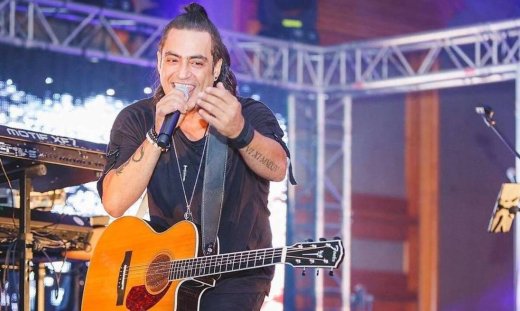 Διονύσης Σχοινάς: Κάθεστε; Μάθαμε πόσο χρονών είναι και μείναμε με το στόμα ανοιχτό!