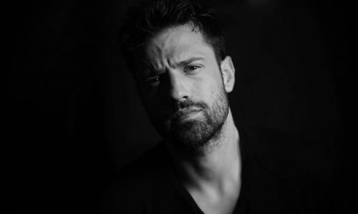 Κωνσταντίνος Αργυρός: Ποζάρει φορώντας το... άρωμά του και οι θαυμάστριές του παθαίνουν παραλήρημα 