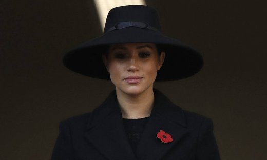«H Meghan υποκρίνεται ότι είναι ερωτευμένη με τον Harry»: Ακόμη μία επίθεση στη δούκισσα (photos)